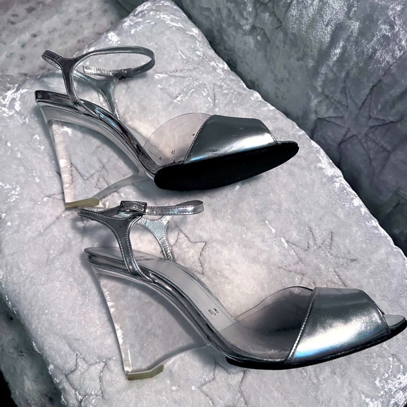 STUART WEITZMAN Y2K SILVER W/LUCITE WEDGE SANDALS SIZE 8.5 - Picture 10 of 12